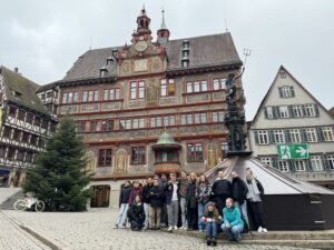 Auf dem Bild sieht man die Gruppe vor dem Tübinger Rathaus.