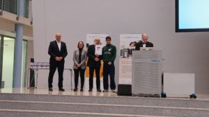 Tamir bekommt seinen Preis bei einer feierlichen Veranstaltung von der Staatssekretärin Sandra Boser im Hauptsitz der Automatisierungstechnikfirma Festo in Esslingen überreicht.